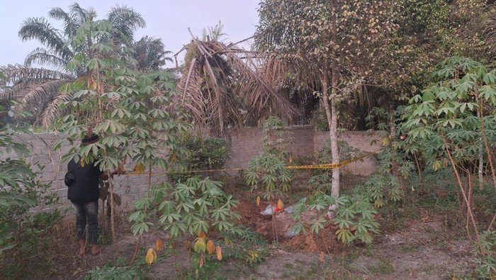 Jasad Pria Terbungkus Terpal Dikubur di Kebun Riau Telanjang dan Membusuk: Polisi Ungkap Kondisi Mengerikan
