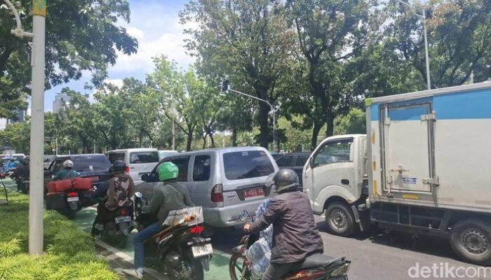 demo-guru-tutup-jalan-medan-merdeka-selatan-jakarta-pusat-lalin-macet