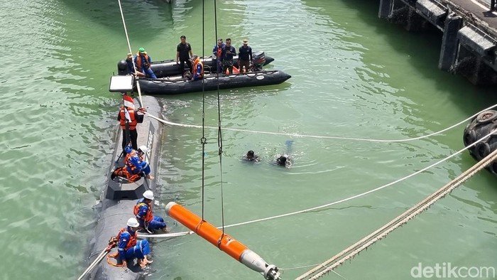 Kapal Selam Tanpa AwakKSOT Uji Tembak di Laut Surabaya, Dipantau Prabowo: Masa Depan Pertahanan NKRI Terwujud!