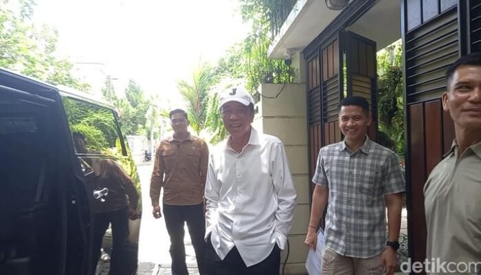 Jokowi Pakai Topi Inisial J, Apa Artinya? Tebakan Masyarakat Terpancing