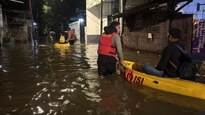 Banjir Menerjang Pela Mampang, Warga Relianti Dikabulkan Pulang oleh Polisi dengan Perahu