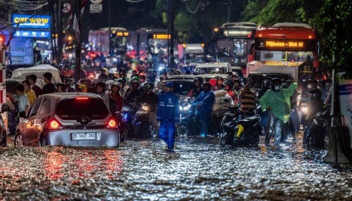 “Tips Hadapi Banjir: Sebelum, Saat dan Sesudah – Siapakah yang Tidak Ingin Menyelamatkan Rumahnya?”