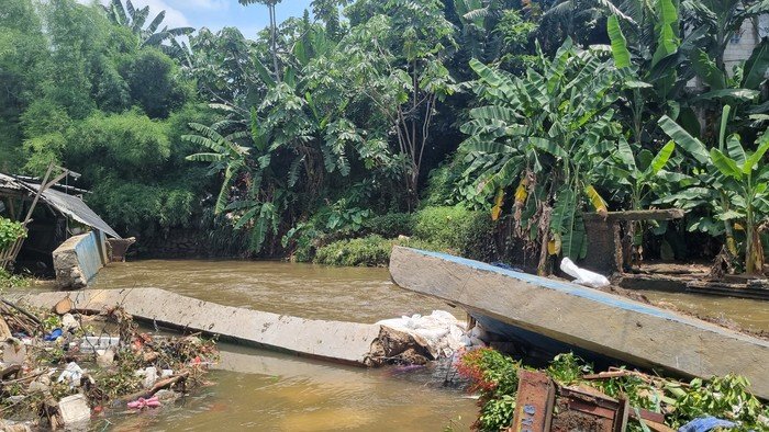 Tanggul Baswedan Jebol, Warga Jati Padang Terancam Banjir