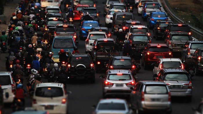 Truk Amblas, Lalin Cengkareng Jakbar Macet Parah Malam Ini: Warga Terjebak dalam Kebuntuan
