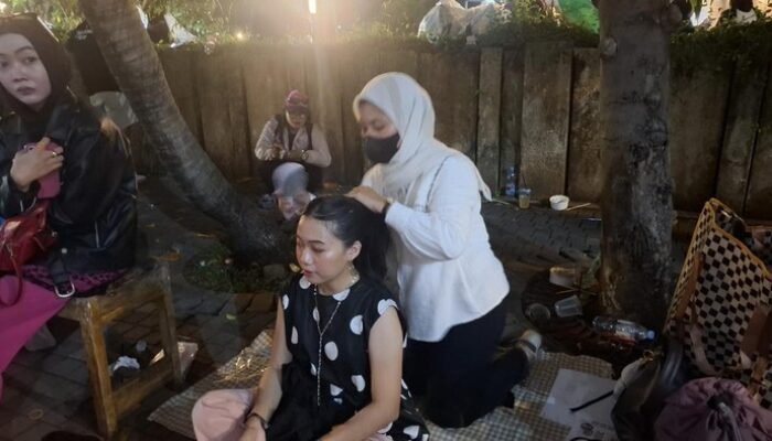 “Iseng Berujung Cuan: Mina-Sinci Monopoli Jasa Kepang di Konser BLACKPINK!”