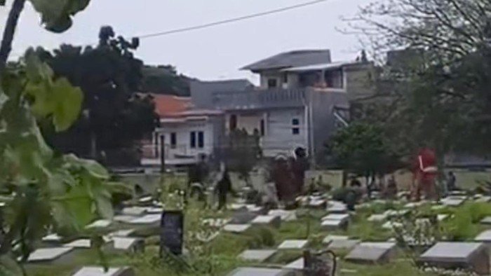 Viral! Tawuran Pemuda Meneror Ziarah di TPU Kober, Jaktim