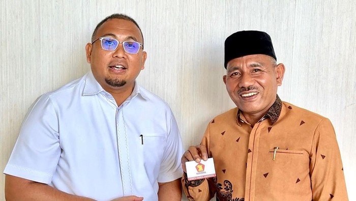 **Bupati Lima Puluh Kota Safni Gabung Gerindra, KTA Diserahkan Andre Rosiade**