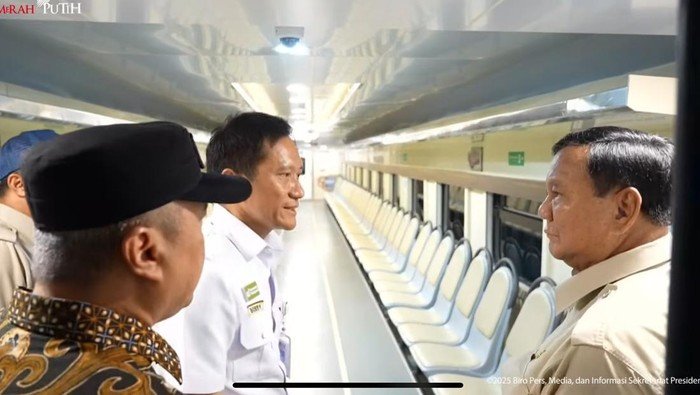 Prabowo Soroti Kereta Petani: Kursi Nyamping, Apakah Nyaman?