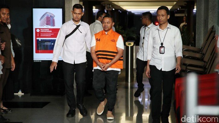 KPK Duga Gubernur Riau Curiga Ada OTT, Ditangkap Saat Sembunyi di Kafe: Skandal atau Hukuman?