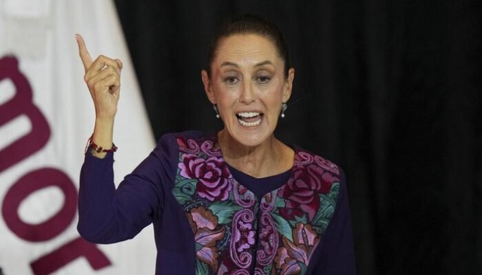 Presiden Meksiko Claudia Sheinbaum Hampir Dicium saat Sapa Warga, Pelaku Ditangkap