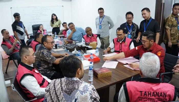 Kejagung Limpahkan 8 Tersangka Korupsi Minyak, Riza Chalid Masih Diburu: Kasus yang Guncangkan Industri Energi