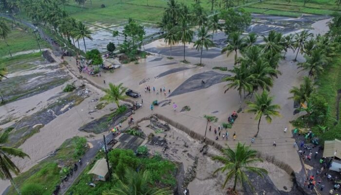 Tanggul Sungai Regoyo di Lumajang Jebol, Banjir Lahar Semeru Ancam Warga
