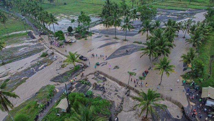 Tanggul Sungai Regoyo di Lumajang Jebol, Banjir Lahar Semeru Ancam Warga