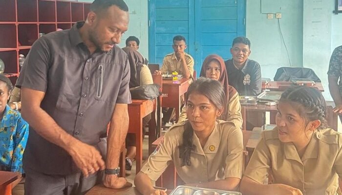 **Legislator Gerindra Tinjau Program MBG: Suasana Keceriaan di SMPN 1 Sorong**
