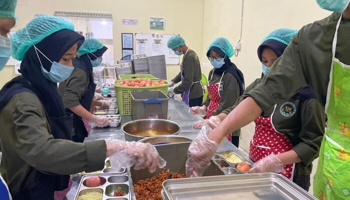 Menu Ayam ‘Bom’ SPPG Polres Tala, Wadah Cinta Masyarakat bagi Generasi Muda