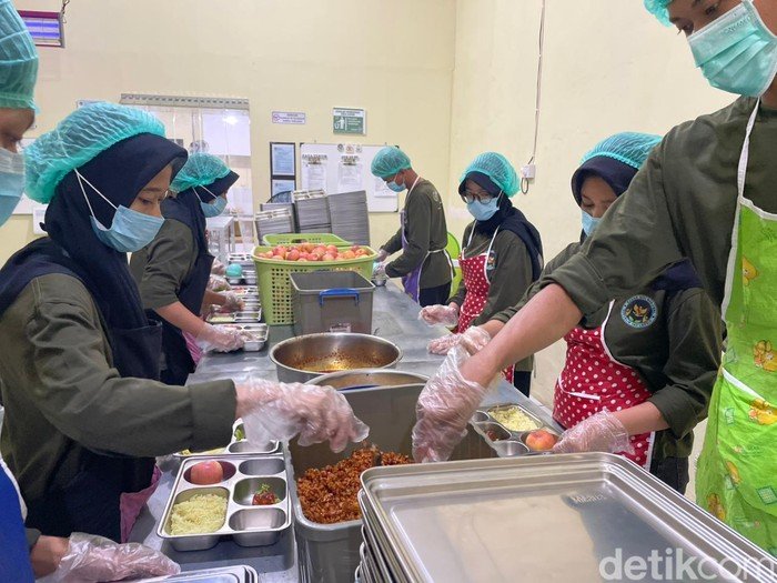 Menu Ayam 'Bom' SPPG Polres Tala, Wadah Cinta Masyarakat bagi Generasi Muda