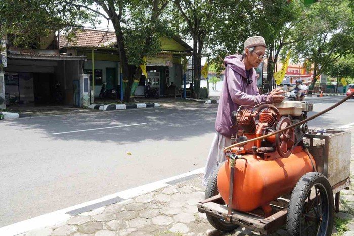 **Penambal Ban di Pati, Kisah Haru yang Mencengangkan Hati**