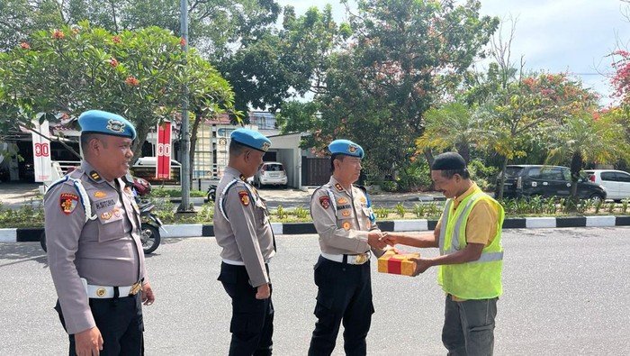 Propam Polda Riau Berikan Bansos kepada Petugas Kebersihan dan Panti Asuhan, Tunjukkan Komitmen Kemanusiaan