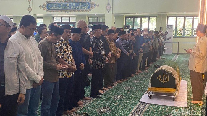 Jenazah Mantan Ketua KPK, Antasari Azhar, Disalatkan di Masjid Serpong, Jimly Hadir