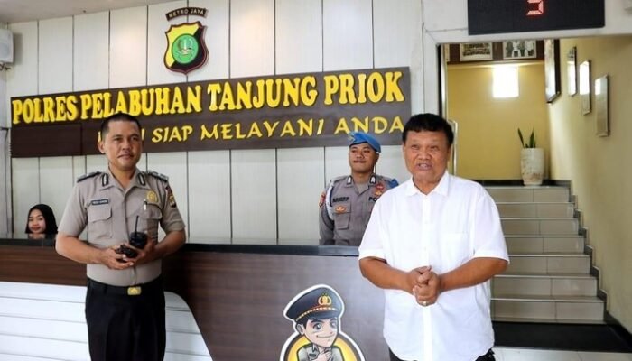 “Urus Surat Kendaraan ke Manokwari, Emrus Puji Pelayanan Polres Priok: Solusi Cerdas bagi Warga!”