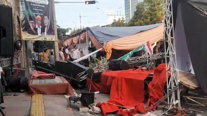 Mobil Tabrak Tenda Acara Maulid di Jakbar, Dua Orang Terluka dalam Kecelakaan Mengerikan