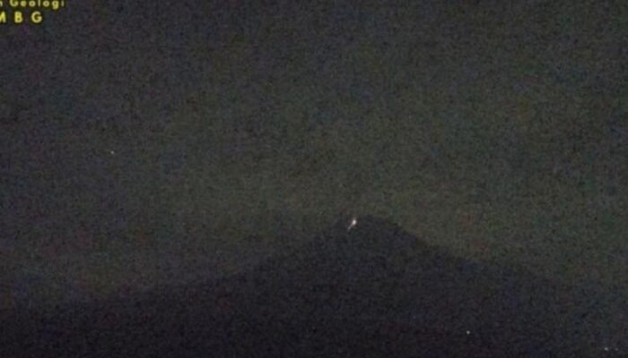 “Berstatus Awas, Gunung Semeru Embuskan Asap Setinggi 1.000 Meter, Ancaman Tersembunyi bagi Warga Sekitar!”