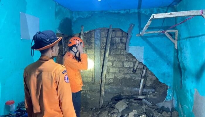 Banjir Diperburuk, Hujan Deras Jebol Dinding Rumah Warga Cigombong Bogor