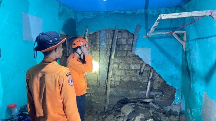 Banjir Diperburuk, Hujan Deras Jebol Dinding Rumah Warga Cigombong Bogor