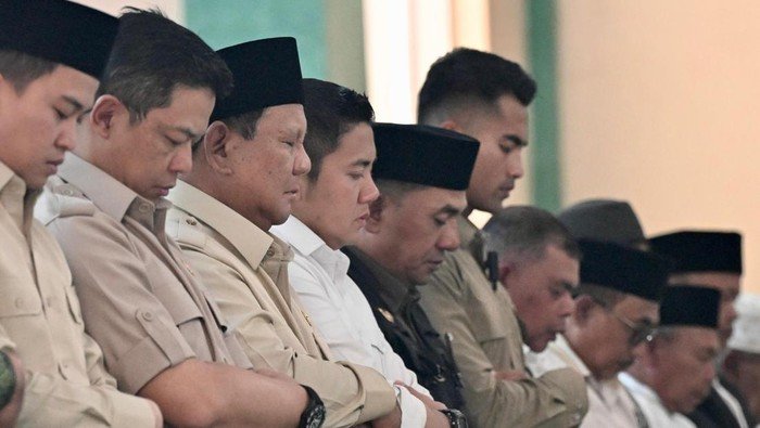 Momen Prabowo Salat Jumat Bareng Pengungsi di Takengon Aceh - Update 1
