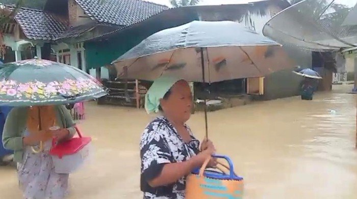**Sungai Cilemer Meluap, 422 KK di Pandeglang Terdampak Banjir**