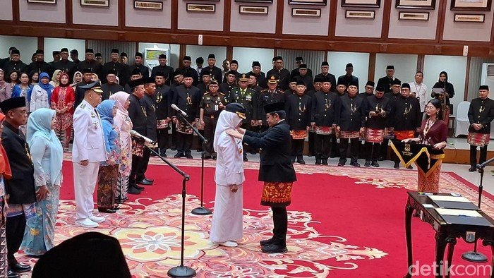 Pramono Lantik Iin Mutmainnah sebagai Wali Kota Jakbar, Dwi Oktavia Menggantikan PPPA