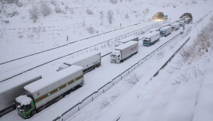 Ribuan Orang Terjebak di Bandara karena Ngerinya Salju di Jepang!