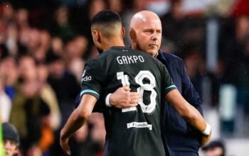 **Cody Gakpo Dikecam: Arne Slot Membela, Apa yang Sebenarnya Terjadi?**