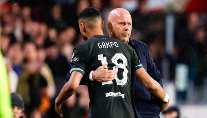 **Cody Gakpo Dikecam: Arne Slot Membela, Apa yang Sebenarnya Terjadi?**