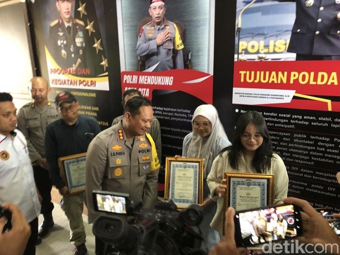 Mahasiswi Tabrak Jambret, Dapat Penghargaan dari Polresta Jogja