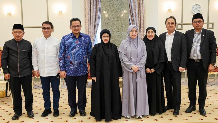 **Dari Riyadh ke Madinah: Megawati Ziarah Makam Nabi Usai Terima Gelar Doktor ke-11**