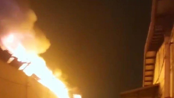 **Kebakaran Hebat di Pabrik Cat Cikupa, Tangerang: Asap Hitam Menyelimuti Wilayah**