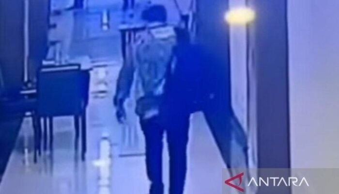 **Pencuri Laptop Pakai Lanyard di Hotel Bintang 5 Jakarta: Gerak-gerik Maling yang Viral di Media Sosial**