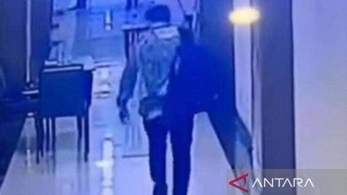 **Pencuri Laptop Pakai Lanyard di Hotel Bintang 5 Jakarta: Gerak-gerik Maling yang Viral di Media Sosial**
