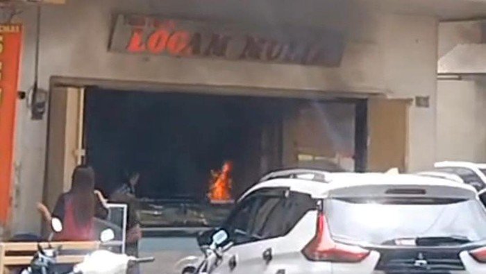 Emak-emak di Makassar Lempar Molotov, Pecahkan Rekord Kebakaran Toko Emas di Tengah Kota!