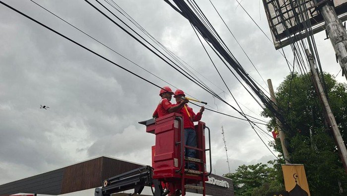 Ditertibkan Pemprov Banten, Kabel Optik Ilegal di Jalanan Kota Serang Dipotong - Update 3