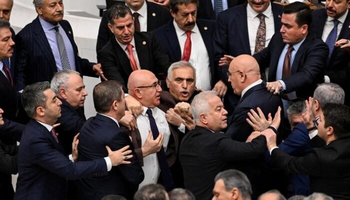 “Erdogan Tunjuk Menteri Baru, Parlemen Turki Meledak dalam Adu Jotos”