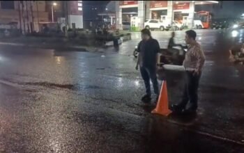 Jalan Rusak di Ciputat Menyebabkan Kecelakaan Pengendara Motor, Polisi Tanggap Dengan Pasang Traffic Cone