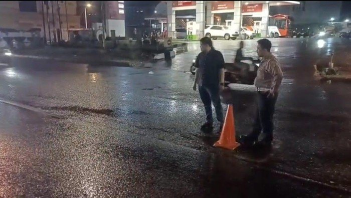 Jalan Rusak di Ciputat Menyebabkan Kecelakaan Pengendara Motor, Polisi Tanggap Dengan Pasang Traffic Cone