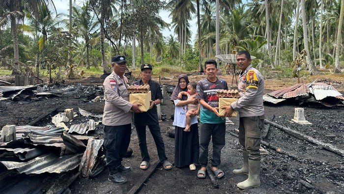 Kebakaran Hanguskan 2 Rumah di Meranti, Polisi Aksi Nyata Bantu Warga