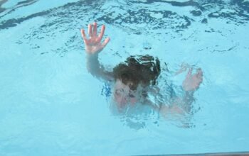 Tragis! Balita Tewas Terbawa Arus di Kali Bogor Setelah Terpeleset Saat Main