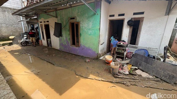 Banjir di Babakan Madang Bogor Surut, Warga Bersihkan Sisa Lumpur dalam Keadaan Mengharukan