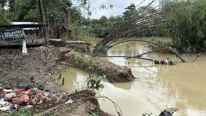 Warga Cerita Detik-detik Longsor di Wisata Hutan Bambu Bekasi: Banjir Bogor dan Reaksi Cepat Warga