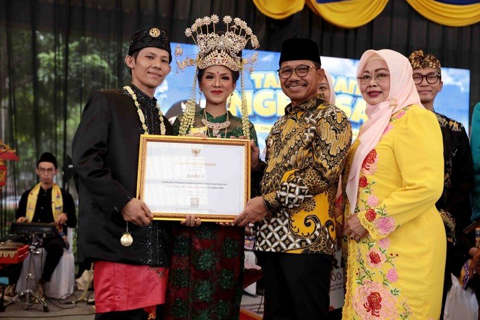 Nikah Serentak, 106 Pasangan Dikukuhkan di Tangerang, Ini Kisah Mereka!