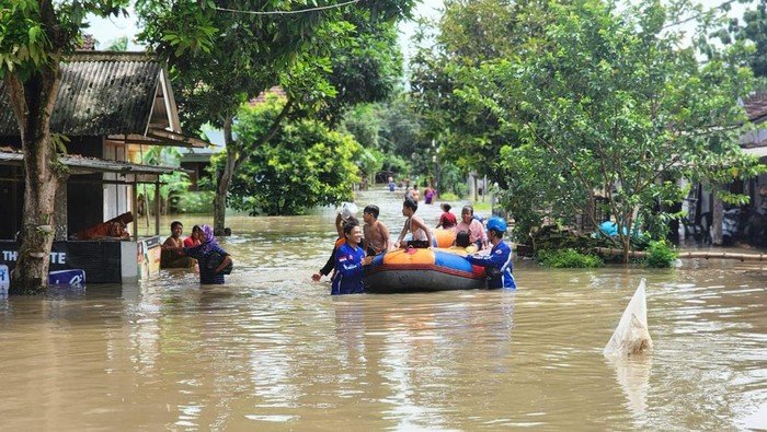 **Tragis! Warga Jember Tewas Tersengat Listrik saat Bersih-bersih Pasca Banjir**